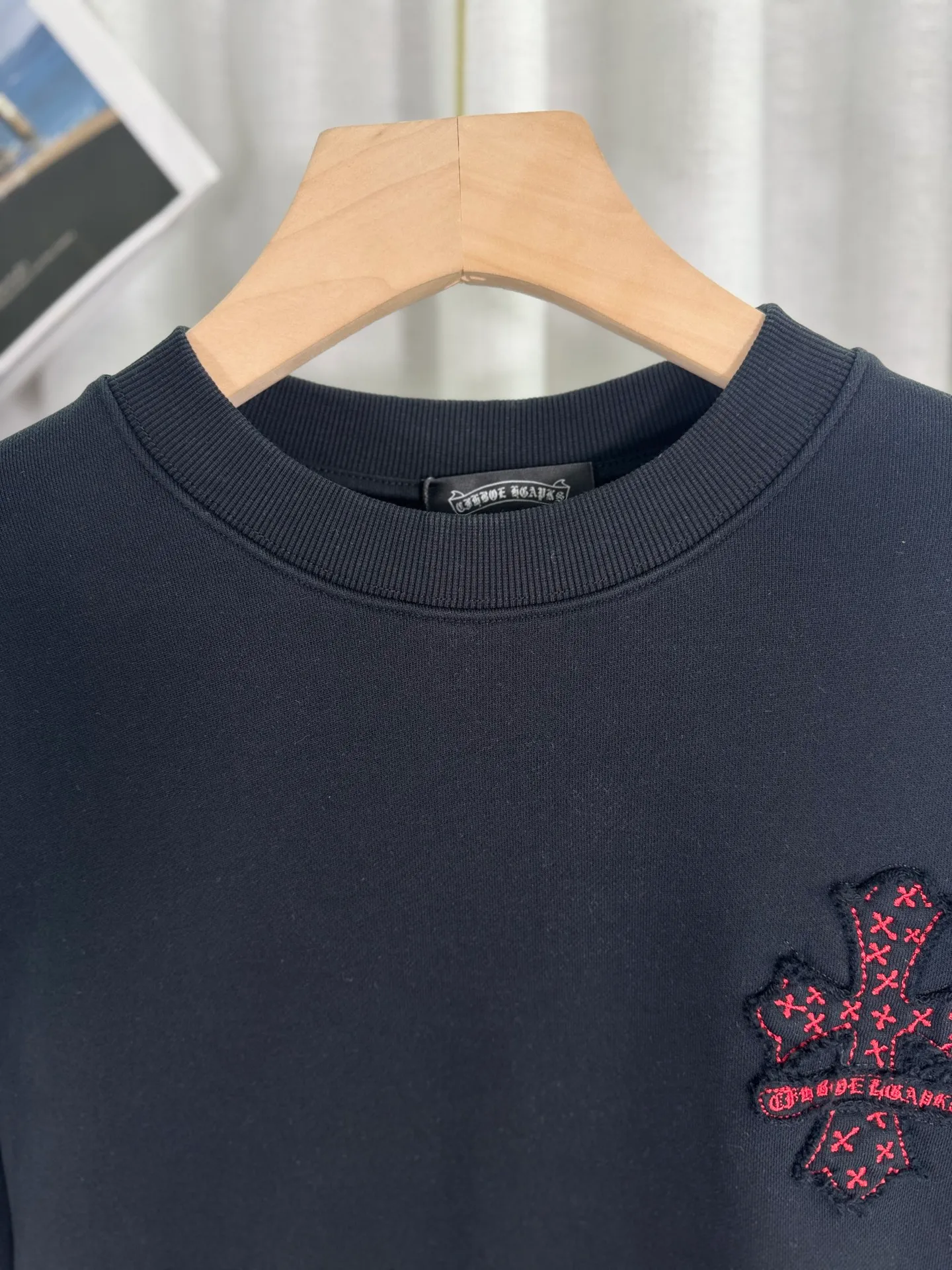 P260 top version, real shot without P, ​​different from market currency) 𝗖𝗵𝗿𝗼𝗺𝗲 𝗛𝗲𝗮𝗿𝘁𝘀/Cro Heart 2025 washed patch embroidery autumn and winter new original single counter American laser burnt 3D three-dimensional color embroidered couple casual sweatshirt 👑The highest version! Customized fabric 420g tripe terry fabric! American acid-washed and distressed original fabric laser burnt ✟appliqué embroidery and exquisite embroidery of letters! The best-selling model in the counter, very comfortable to wear. Accessories: original molded and authenticated collar label➕100% silk wash label. Genuine purchase-grade original hangtag➕matching hanging rope➕3D hanging beads➕original packaging bag. Craftsmanship: The original version has consistent wiring! The highest version of the armhole matching technique! Color: White Black Size: S M L XL Style Number: 25-316